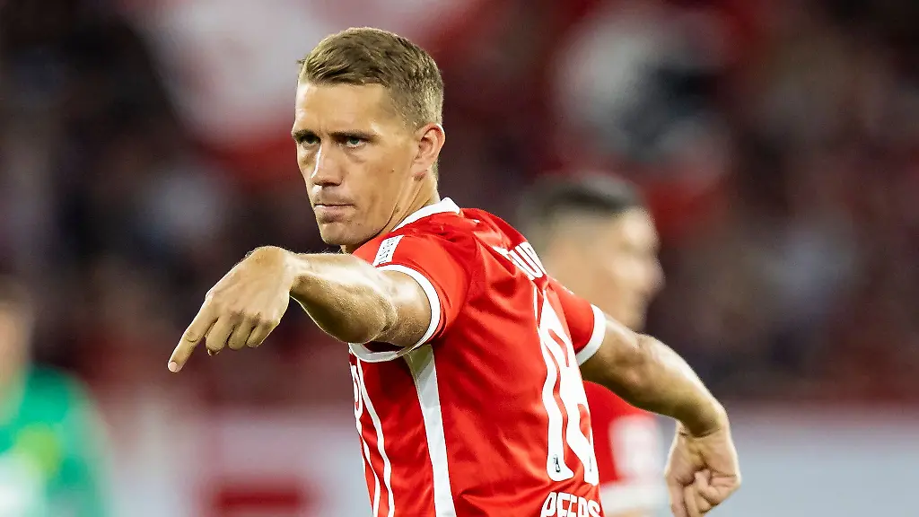 Freiburgs-Nils-Petersen-gestikuliert