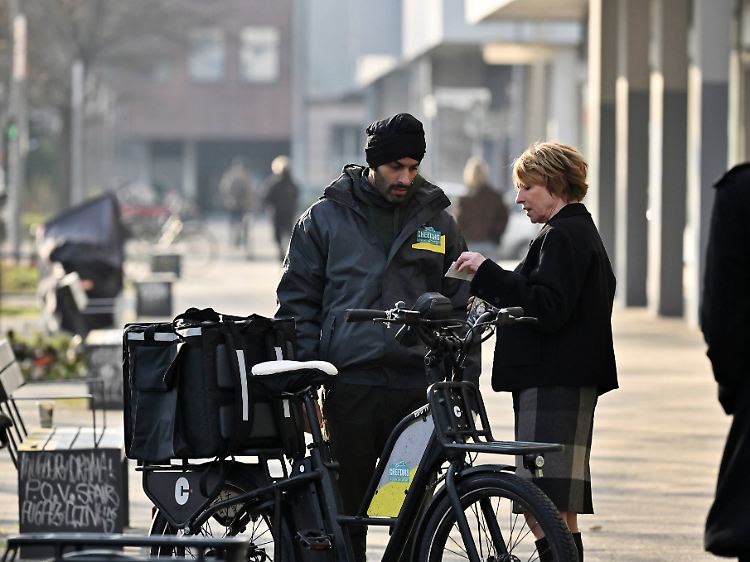 Kommissarin Bonard (Corinna Harfouch) befragt einen Kollegen des ermordeten Lieferdienst-Fahrers.
