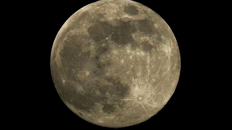 So einen "Supermond" bekommt man nicht oft zu sehen. Am Abend des 5. November klappt es vielleicht.