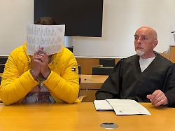 Leiche in Gefriertruhe versteckt: Neugeborenes auf Toilette getötet - Mutter muss in Haft