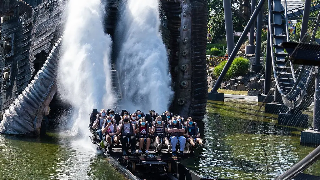 Besucher-fahren-mit-einer-Achterbahn-im-Heide-Park-Soltau