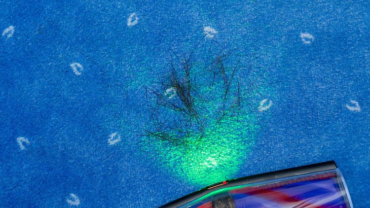 Kürzere, dicke Haare sind überhaupt kein Problem, lange dünne nur gelegentlich.