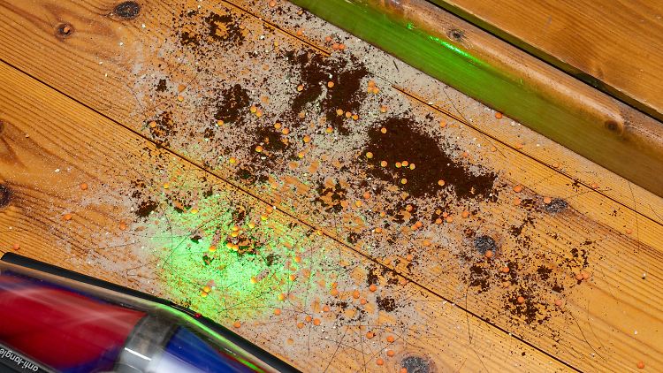 Solche Verschmutzungen auf Hartböden saugt der V16 Piston Animal locker weg, …