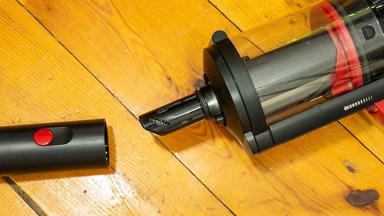 Nimmt man das Verlängerungsrohr oder die Bodendüse ab, zeigen sich integrierte Bodendüsen.