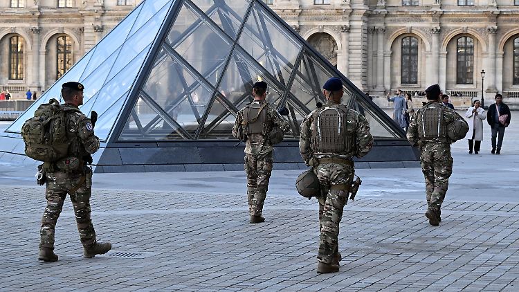 Am Pariser Louvre patrouillieren seit dem Diebstahl am 19. Oktober Soldaten.