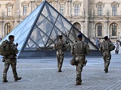 "Ist ein Sicherheitsversagen": Louvre soll nach Einbruch besser geschützt werden
