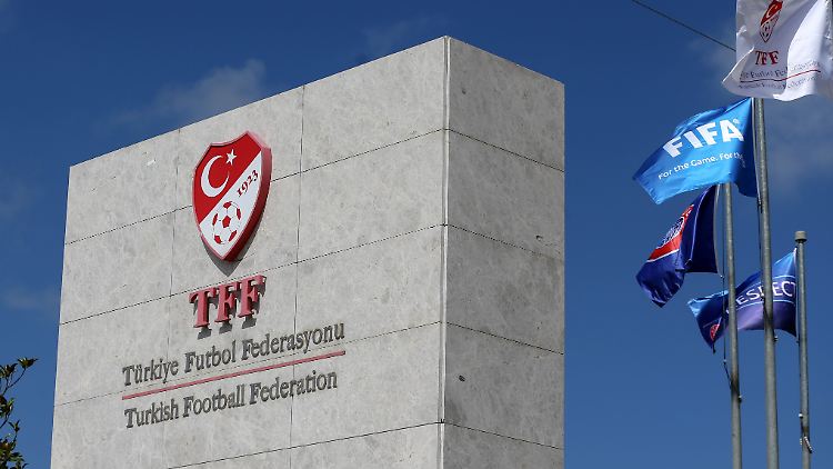 Der TFF-Präsident Ibrahim Haciosmanoglu kündigt noch weitere Maßnahmen an.