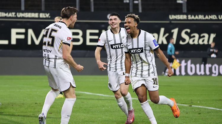 Da jubelt sie, die "Elv" aus Elversberg. Für die Tabellenspitze reicht es aber nicht.