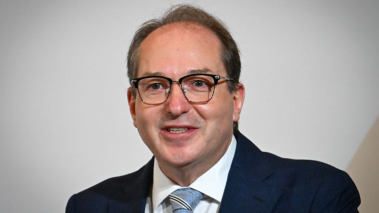 Innenminister Dobrindt will vor allem junge Männern nach Syrien abschieben, deren Asylanträge abgelehnt wurden.