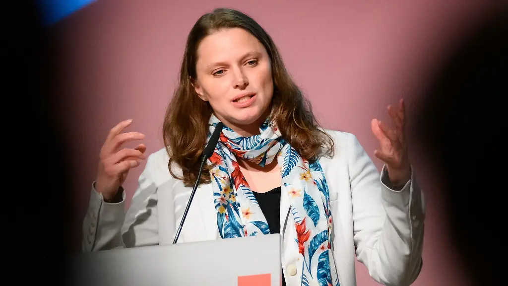 Melanie-Leonhard-SPD-Wirtschaftssenatorin-in-Hamburg-spricht