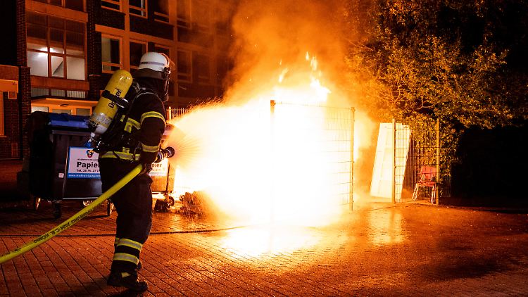 Auch in Hamburg haben Einsatzkräfte in der Halloween-Nacht mehr zu tun.