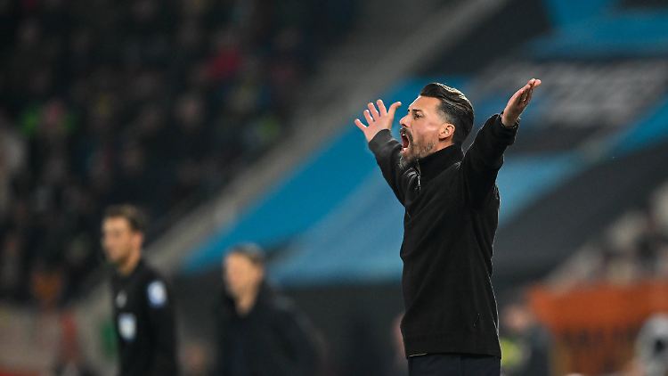 Sandro Wagner blickt auf eine ganz bittere Woche mit dem FC Augsburg zurück.