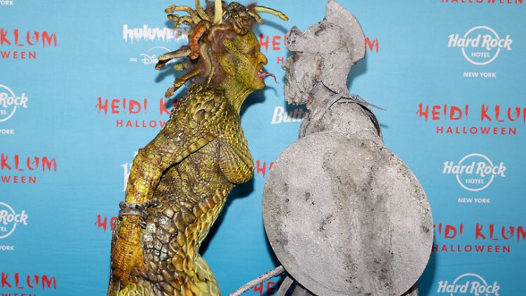 Nicht ganz mythologisch korrekt, aber dennoch ein Hingucker: Tom Kaulitz ist wie versteinert.