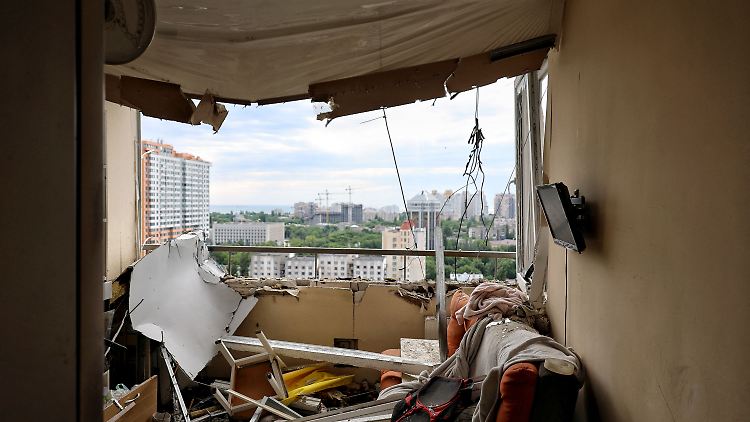 Nach einem russischen Drohnenangriff im Sommer 2025 auf die ukrainische Hafenstadt Odessa sind Wohnhäuser zerstört. Seit mehr als drei Jahren leben die Menschen mit dem Krieg.