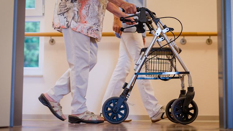 Heimbewohner zahlen für Unterkunft, Verpflegung, Investitionen der Heime und Ausbildungsumlagen. 