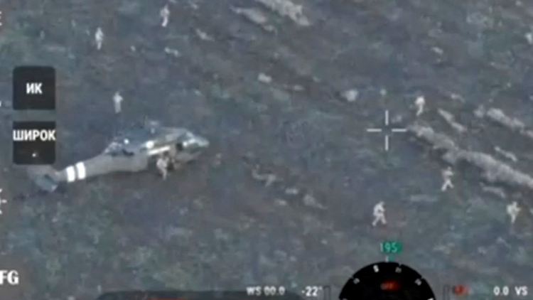 Ein Standbild aus einem Video, das von einer ukrainischen Militärquelle zur Verfügung gestellt wurde, zeigt, wie ein Hubschrauber ukrainische Truppen in Pokrowsk absetzt.