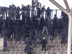 Massiver Polizeieinsatz: Hunderte Fans von Hertha und Dynamo gehen im Stadion aufeinander los