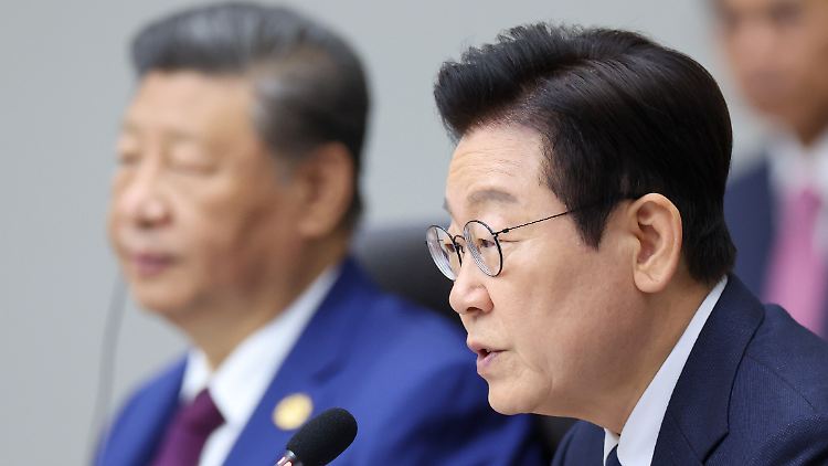 Südkoreas Präsident Lee Jae Myung (r) trifft erstmals seinen chinesischen Kollegen Xi Jinping. China gilt als Verbündeter Nordkoreas.