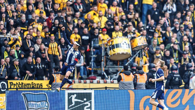 Fabian Reese feiert das 2:0. Polizei und Dresden-Fans schauen im Hintergrund nur zu.