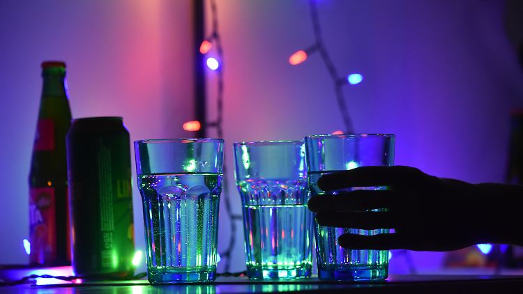 Auf Partys kommt es leider immer wieder zu Vorfällen mit K.o.-Tropfen. Dass eine so große Personenzahl betroffen ist, ist laut Polizei aber ungewöhnlich.