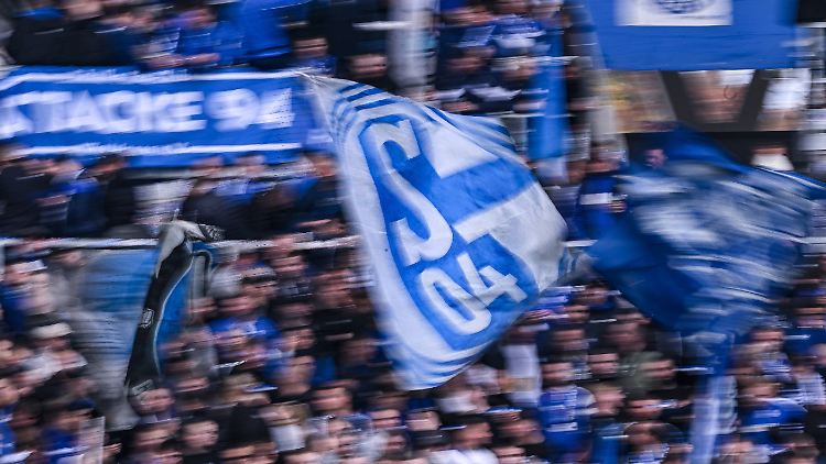 Die Fans von Schalke 04 waren auf dem Weg nach Karlsruhe.