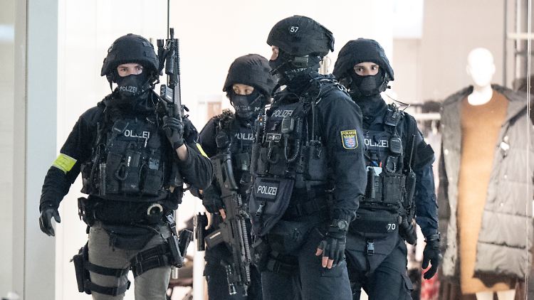 Schwer bewaffnet durchkämmen Polizisten das Einkaufszentrum in Frankfurt.