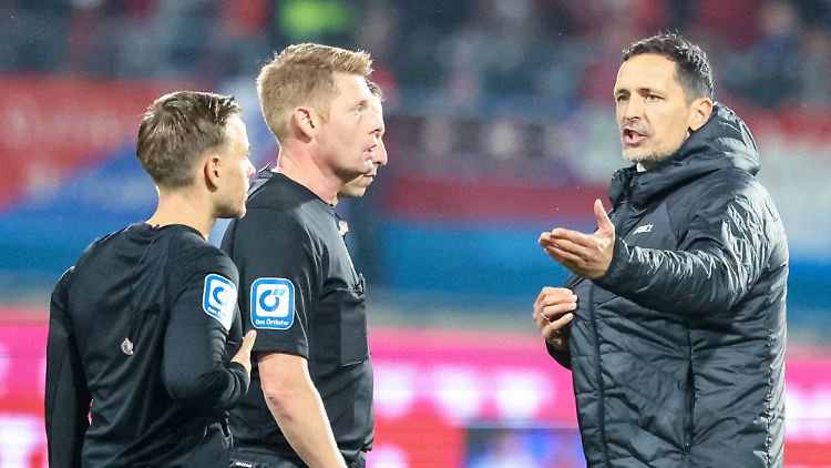 Dino Toppmöller versteht die Welt nicht mehr.