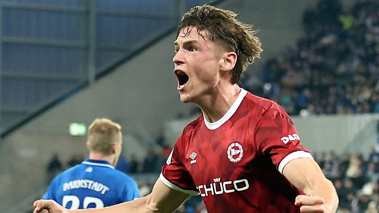 Maximilian Großer jubelt über seinen Treffer zum 2:2.