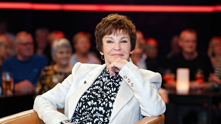 Katrin Sass erzählt in der Sendung "Riverboat" über ihren Umzug von Berlin nach Schwerin.