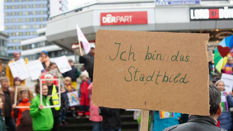 Laut der Untersuchung, die im "European Journal of Political Research" veröffentlicht wurde, lehnt nur eine Minderheit aus autoritären Ländern von rund fünf Prozent demokratische Werte ab.