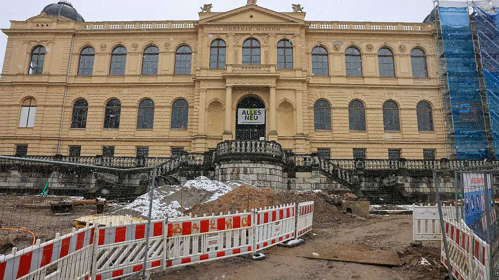 Alles-Neu-aber-es-dauert-etwas-laenger-steht-auf-einem-Transparent-an-der-Baustelle-des-Lindenau-Museums