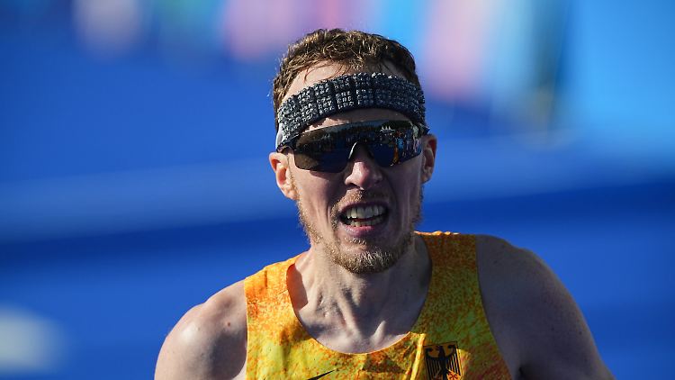 "Mit gebrochenem Herzen müssen wir uns von unserer innig geliebten Tochter April Lucia Vivienne verabschieden."