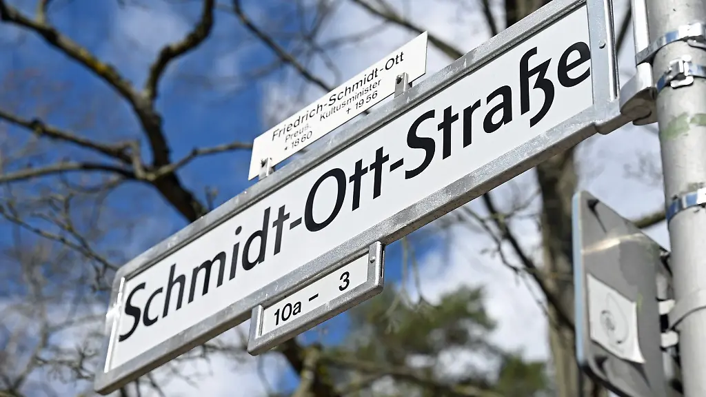Das-Strassenschild-der-Schmidt-Ott-Strasse-in-Berlin-Steglitz-Im-Zuge-der-Diskussion-ueber-Berliner-Strassennamen-mit-antisemitischen-Bezuegen-steht-auch-diese-Strasse-in-der-Kritik