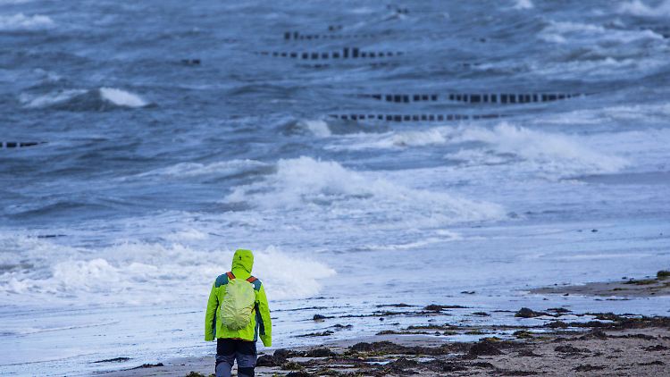 Im Nordwesten ziehen dichtere Wolken auf und bringen Regen. 