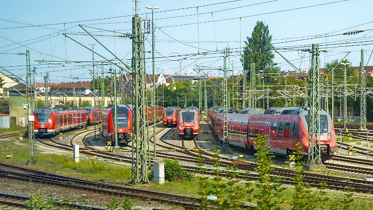 Auf einem Betriebsbahnhof wird ein Mann vom Lokführer gefunden. (Symbolbild) 