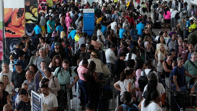 Am Sangster International Airport in Montego Bay, dem größten Flughafen des Landes, fallen Dutzende Flüge aus. 