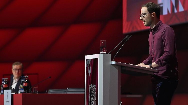 Ott redet, Dreesen hört interessiert zu.