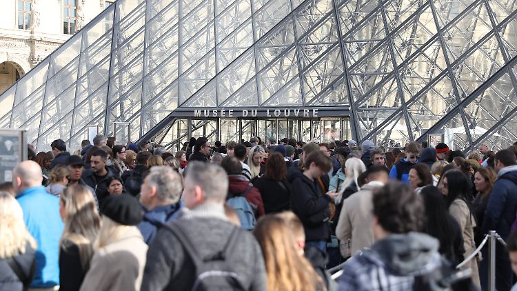 Französische Medien spekulierten bereits direkt nach der Tat über die Professionalität der Räuber, da diese das wertvollste Stück fallen ließen. 