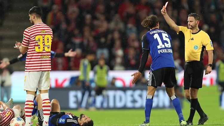 Pherai liegt auf dem Boden und darf gleich wieder gehen. Schiedsrichter Schlager ist gnadenlos.