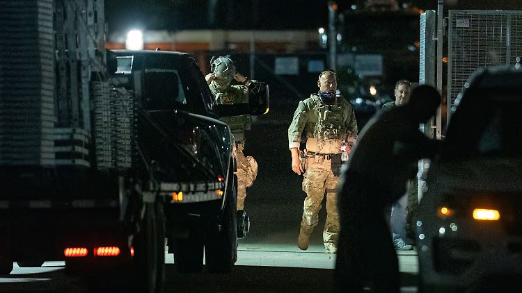 ICE-Beamte öffnen ein Tor einer US-Einwanderungshaftanstalt.