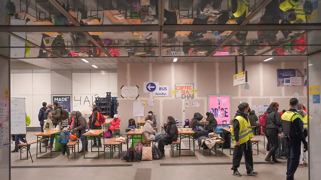 Gefluechtete-aus-der-Ukraine-sitzen-in-einer-Anlaufstelle-am-Berliner-Hauptbahnhof