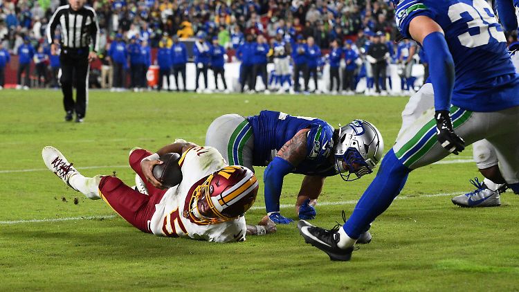 Jayden Daniels von den Washington Commanders hat sich offenbar den linken Ellbogen ausgekugelt und fällt auf unbestimmte Zeit aus.