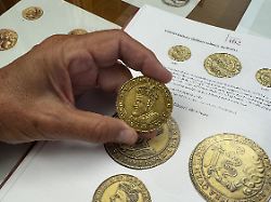 Jahrzehnte im Garten vergraben: Geheimer Münzschatz kommt unter den Hammer