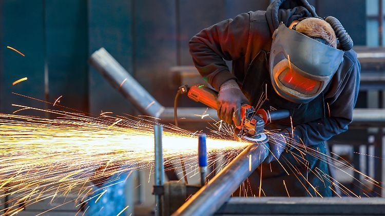 Gute Arbeit: Noch wird Stahl in Deutschland produziert und verarbeitet - etwa zu Rohren.