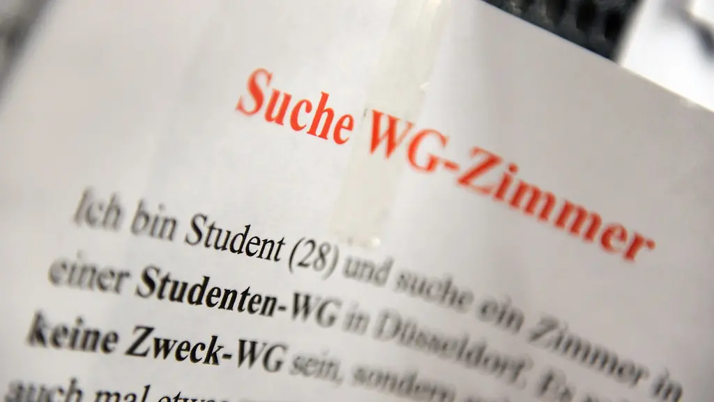 Der-Zettel-eines-WG-Zimmer-Suchenden-haengt-an-einem-Schwarzen-Brett