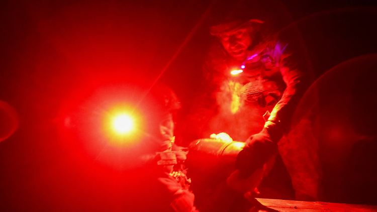 Ukrainische Artilleristen im Kampf nahe der Frontstadt Pokrowsk in der Region Donezk. 