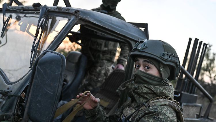 Russische Soldaten in der Region Pokrowsk suchen den Himmel nach Drohnen ab. 