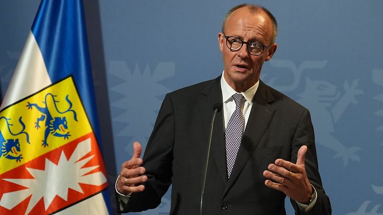 Im Bundesinnenministerium wird laut Merz derzeit konkret daran gearbeitet, wie zunächst syrische Straftäter abgeschoben werden können. 