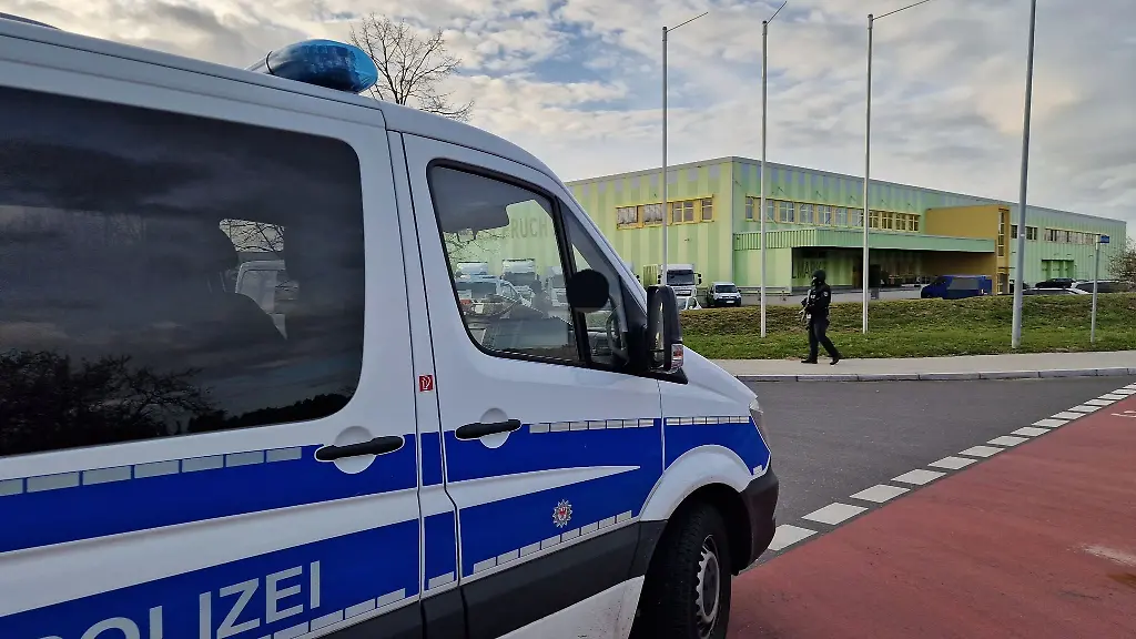 Polizei-ist-bei-einem-Gebaeude-eines-Frucht-Haendlers-in-Gross-Kreutz-im-Einsatz