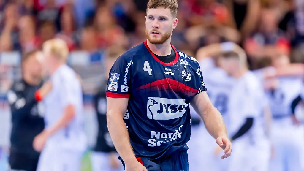 Flensburgs-Johannes-Golla-geht-enttaeuscht-ueber-das-Spielfeld